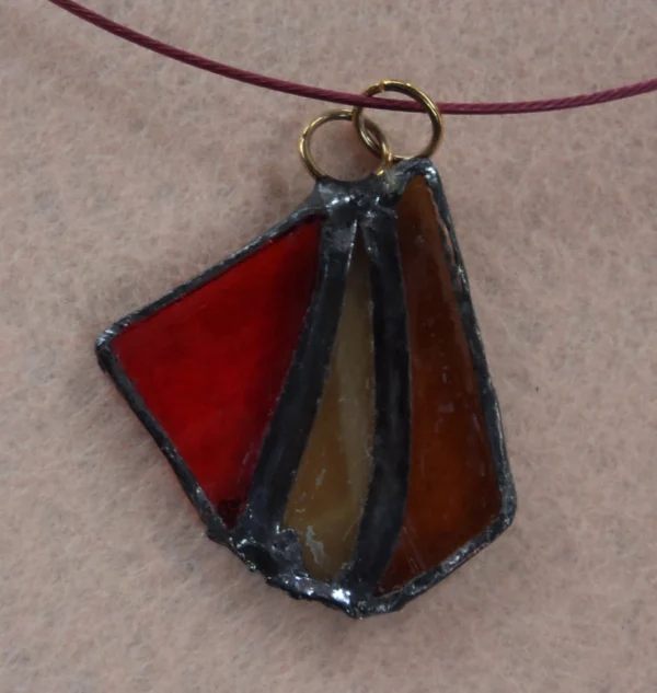 3 petits morceaux de verre triangulaires