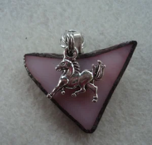 Un cheval sur un triangle rose