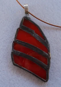 Pendentif en forme de coquillage orange