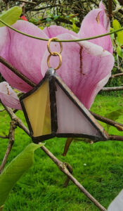 Pendentif géométrique triangle rose et losange beige