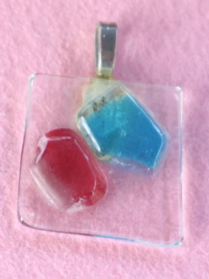 Pendentif carré en verre transparent avec un éclat bleu et un rouge fondus