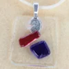 Pendentif en verre transparent avec des éclats bleu, rouge et blanc fondus