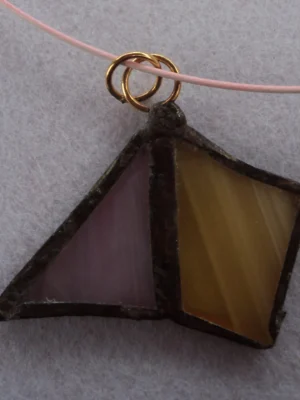 Pendentif aux motifs géométriques