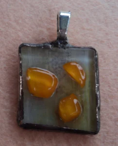 Pendentif en verre avec 3 éclats orange fondus, monté en Tiffany