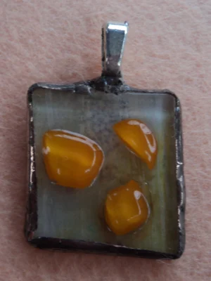 Pendentif en verre avec 3 éclats orange fondus, monté en Tiffany