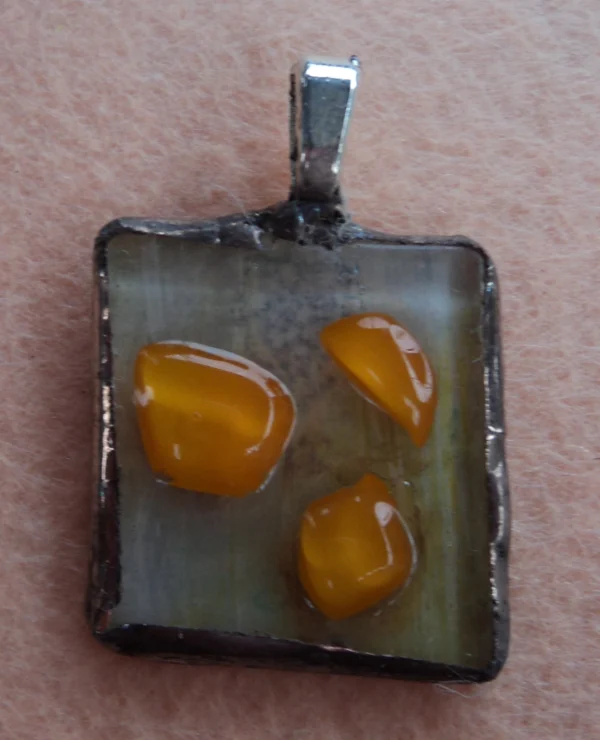 Pendentif en verre avec 3 éclats orange fondus, monté en Tiffany