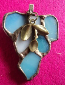 Glycine bleue avec pendentif en forme de feuilles