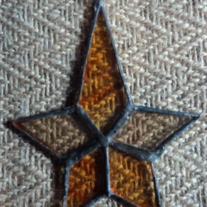 Étoile orange en verre semi-transparent