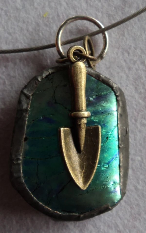 Pendentif en verre dichroïque vert, avec une breloque dorée en forme de truelle, monté en Tiffany