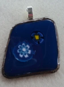 Pendentif en verre bleu avec deux millefioris bleus, monté en Tiffany, avec une bélière argentée