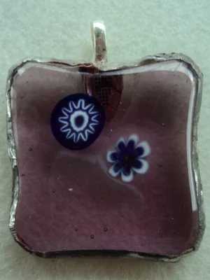 Pendentif carré en verre mauve transparent avec 2 millefioris bleu et blanc, monté en Tiffany