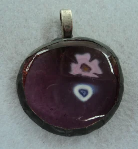 Pendentif mauve avec un millefiori rose et un blanc, monté en Tiffany