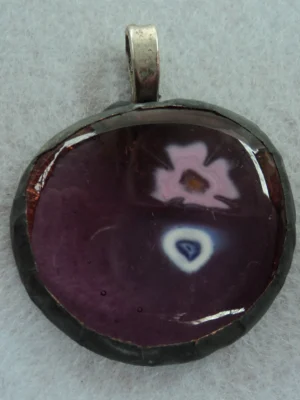 Pendentif mauve avec un millefiori rose et un blanc, monté en Tiffany