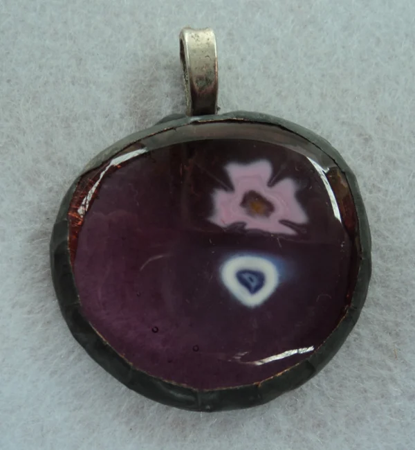 Pendentif mauve avec un millefiori rose et un blanc, monté en Tiffany