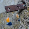 2 boucles d'oreilles transparentes avec des éclats fondus orange et bleu