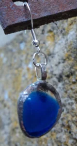 Boucle d'oreille large goutte d'eau bleue