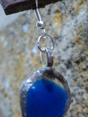 Boucle d'oreille large goutte d'eau bleue