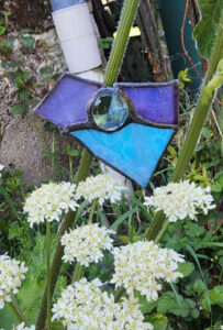Broche géométrique 3 pièces bleu, violet et galet transparent