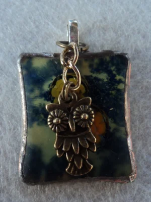 Pendentif bleu et jaune avec millefioris jaune et orange, monté en Tiffany, avec une breloque chouette