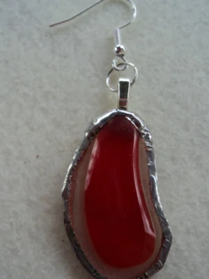 Boucle d'oreille lame rouge sur fond transparent