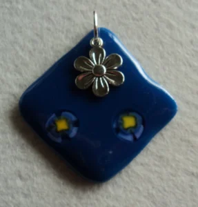 Pendentif losange en verre bleu ciel avec 2 millefioris bleu pâle avec un cœur jaune