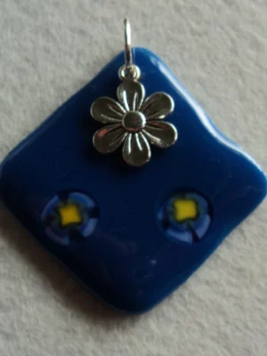 Pendentif losange en verre bleu ciel avec 2 millefioris bleu pâle avec un cœur jaune