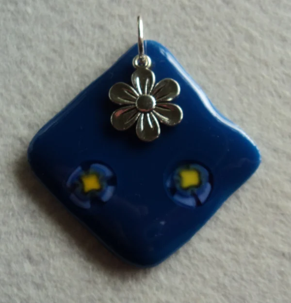 Pendentif losange en verre bleu ciel avec 2 millefioris bleu pâle avec un cœur jaune