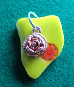 Pendentif jaune avec un millefiori orange et une breloque cuivrée en forme de rose