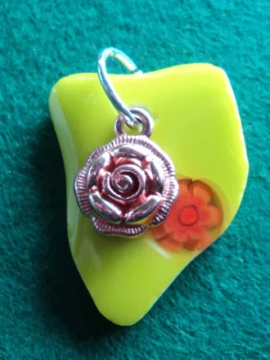 Pendentif jaune avec un millefiori orange et une breloque cuivrée en forme de rose