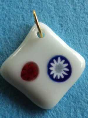 Pendentif en forme de losange en verre blanc avec deux millefioris, un rouge et un bleu et blanc