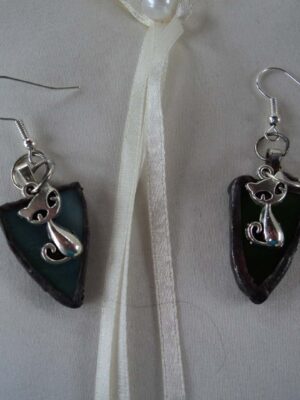 Paire de boucles d'oreilles mini chats sur fond de verre vert