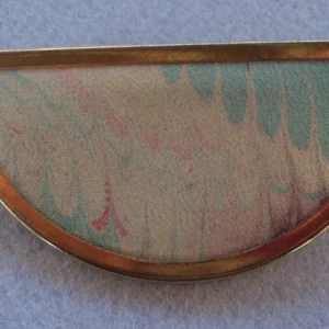Broche en demi-cercle en soie marbrée avec une monture dorée