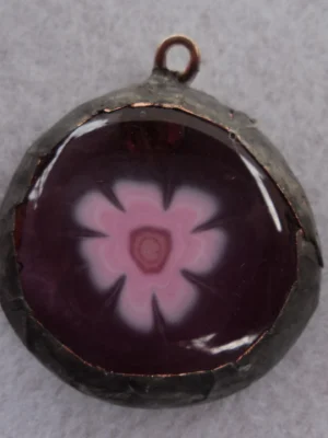 Pendentif circulaire mauve transparent avec un millefiori rose