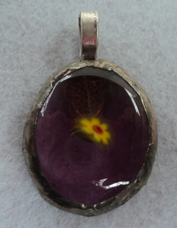 Pendentif verre mauve transparent avec un millefiori jaune, monté en Tiffany