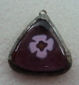 Pendentif triangulaire mauve avec un millefiori rose