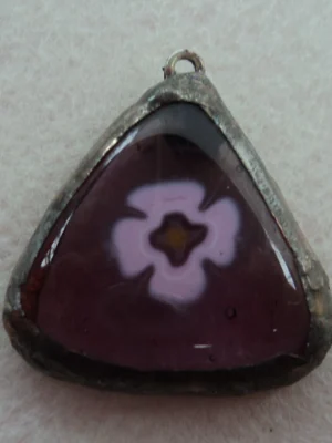 Pendentif triangulaire mauve avec un millefiori rose