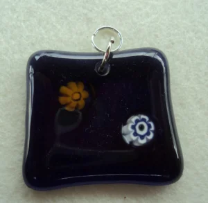 Pendentif carré en verre bleu nuit avec un millefiori beige et un blanc