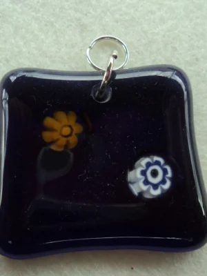 Pendentif carré en verre bleu nuit avec un millefiori beige et un blanc