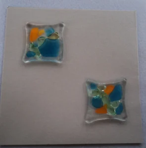 Carte à deux volets, avec 2 fragments de verre transparents avec des éclats bleu et orange fondus.