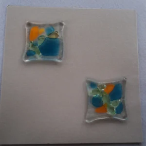 Carte à deux volets, avec 2 fragments de verre transparents avec des éclats bleu et orange fondus.