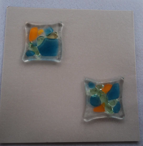 Carte à deux volets, avec 2 fragments de verre transparents avec des éclats bleu et orange fondus.