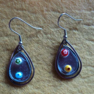 Paire de boucles d'oreille avec des mini millefioris bleus, jaune et rouge