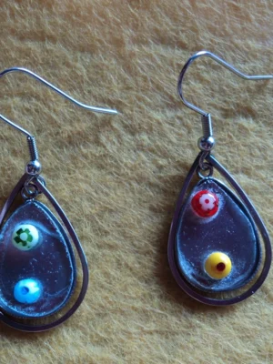 Paire de boucles d'oreille avec des mini millefioris bleus, jaune et rouge