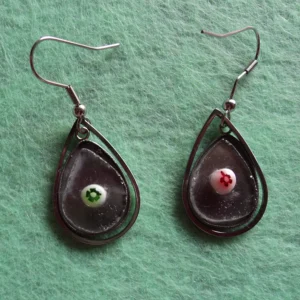 Boucles d’oreille en verre transparent avec des mini millefioris multicolores et une monture inoxydable