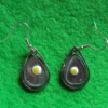 Des boucles d'oreilles composées de millefioris colorés, fondus sur du verre récupéré sur des sous-verres cassés. Monture en métal argenté inoxydable.