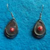 Des boucles d'oreilles composées de millefioris colorés, fondus sur du verre récupéré sur des sous-verres cassés. Monture en métal argenté inoxydable.