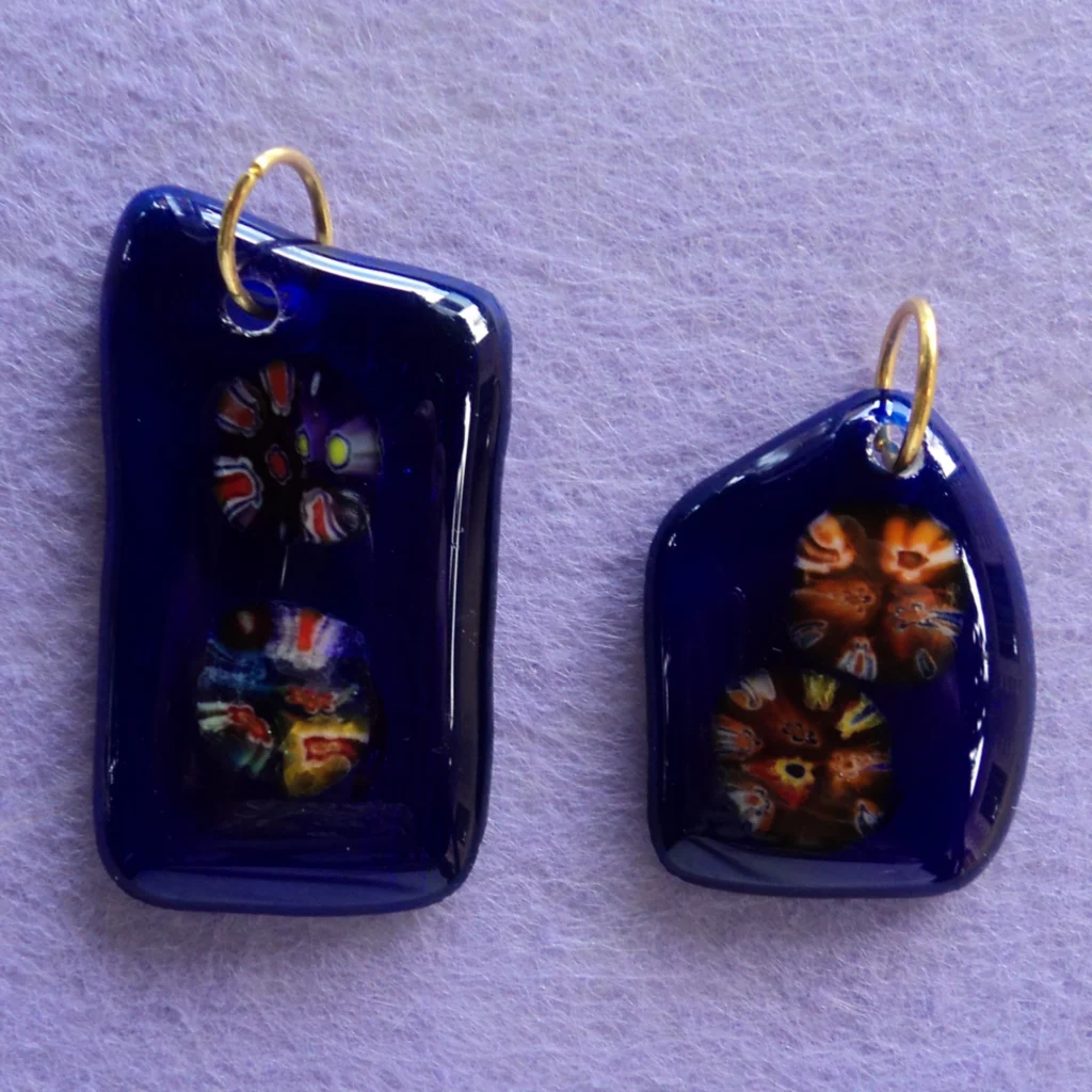 Deux pendentifs bleus avec des carrés multicolores fondus