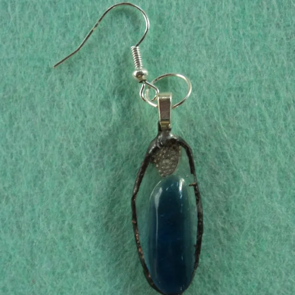 Boucle d'oreille en verre transparent avec un éclat bleu fondu. Monté en Tiffany