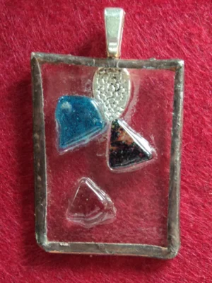 Rectangle en verre transparent avec des éclats bleus et rouge fondus. Monté en Tiffany.