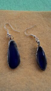 Paire de boucles d'oreilles larmes en verre bleu